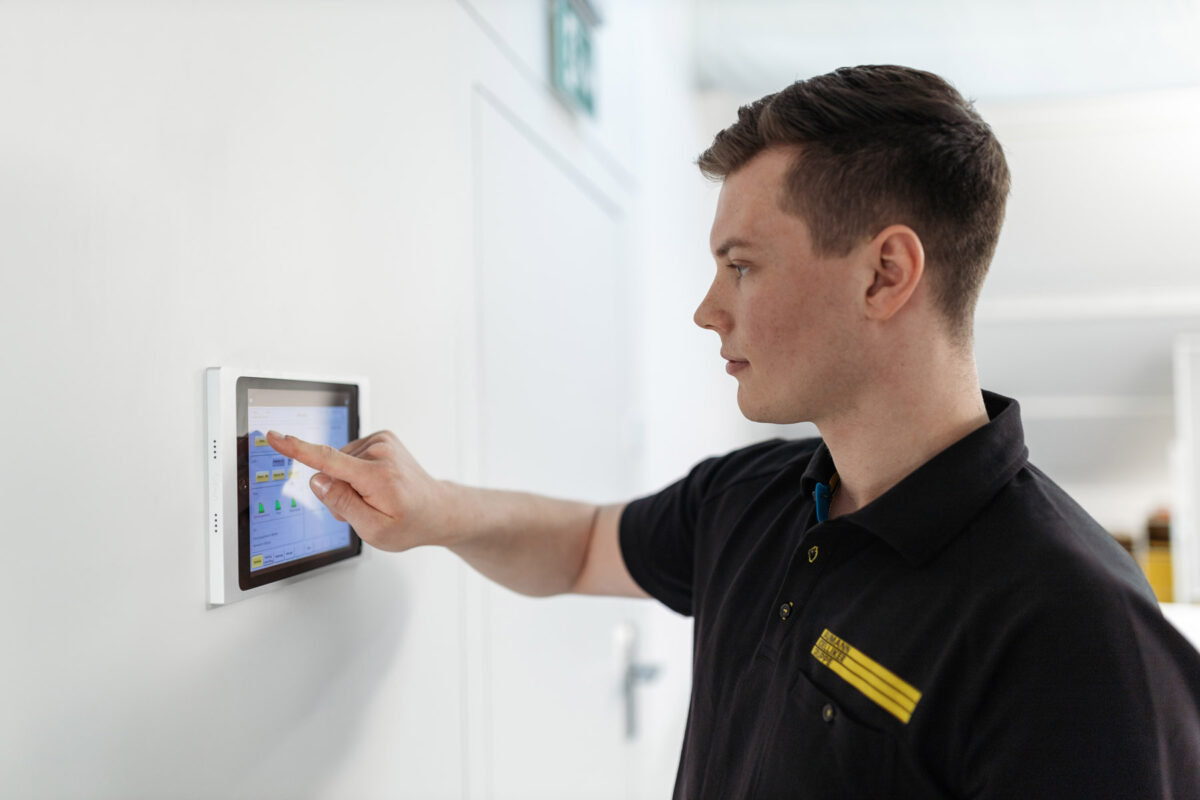 Mitarbeiter testet die neuen Elektroinstallationen