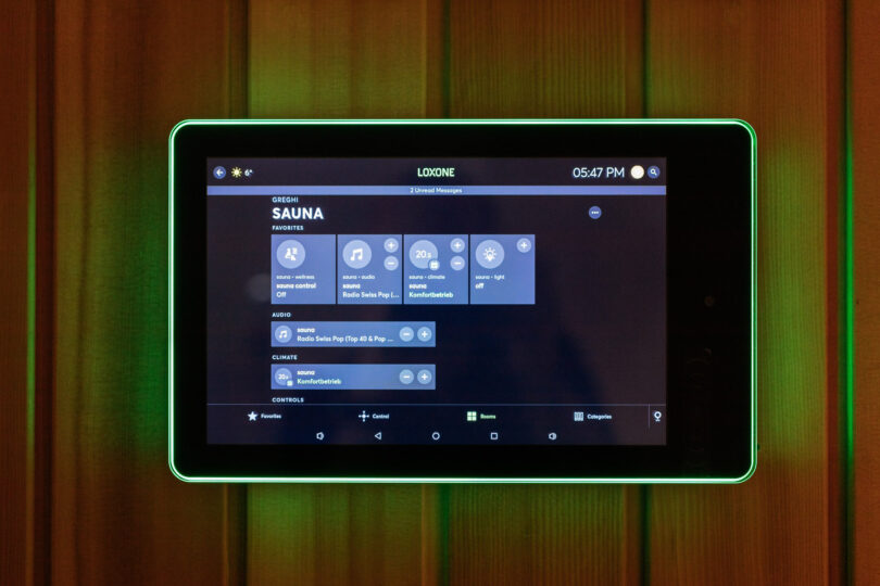 Touchpad für Loxone-System leuchtet grün