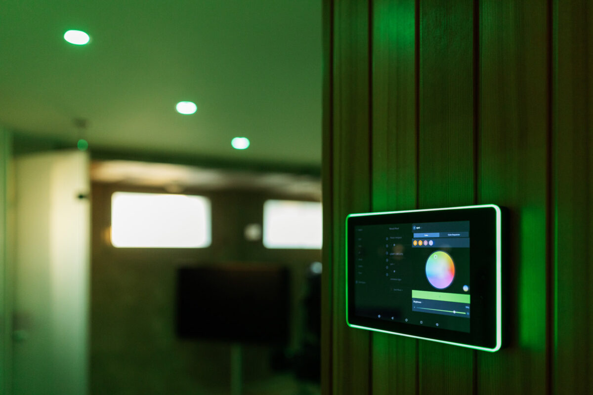 Touchpad für Loxone-System in grünem Licht