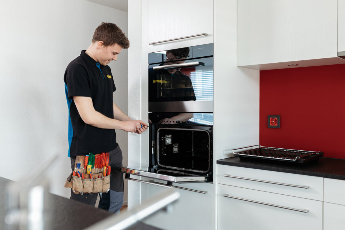 Servicetechniker arbeitet an einem Backofen